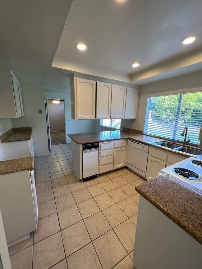Building Photo - 8081 Hillandale Dr