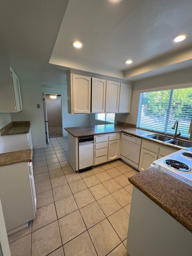 Foto del edificio - 8081 Hillandale Dr