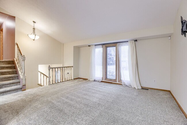 Building Photo - Bellevue 3 Bedroom With Bonus Sunroom!!