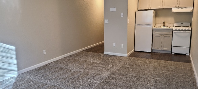 Building Photo - 1625 Kent Des Moines Rd