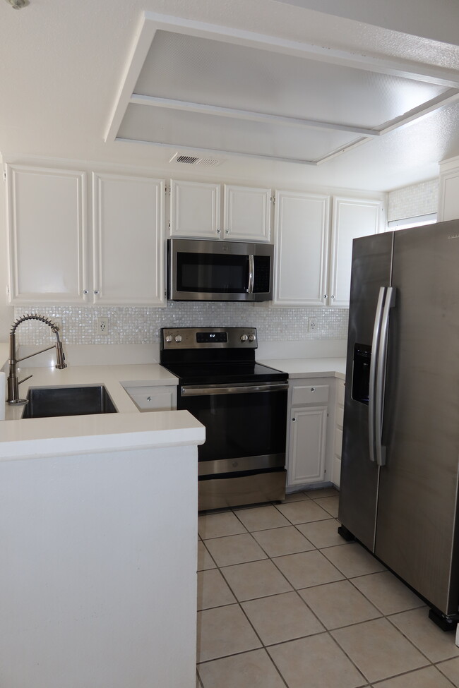 Building Photo - 2601 Kings View Cir