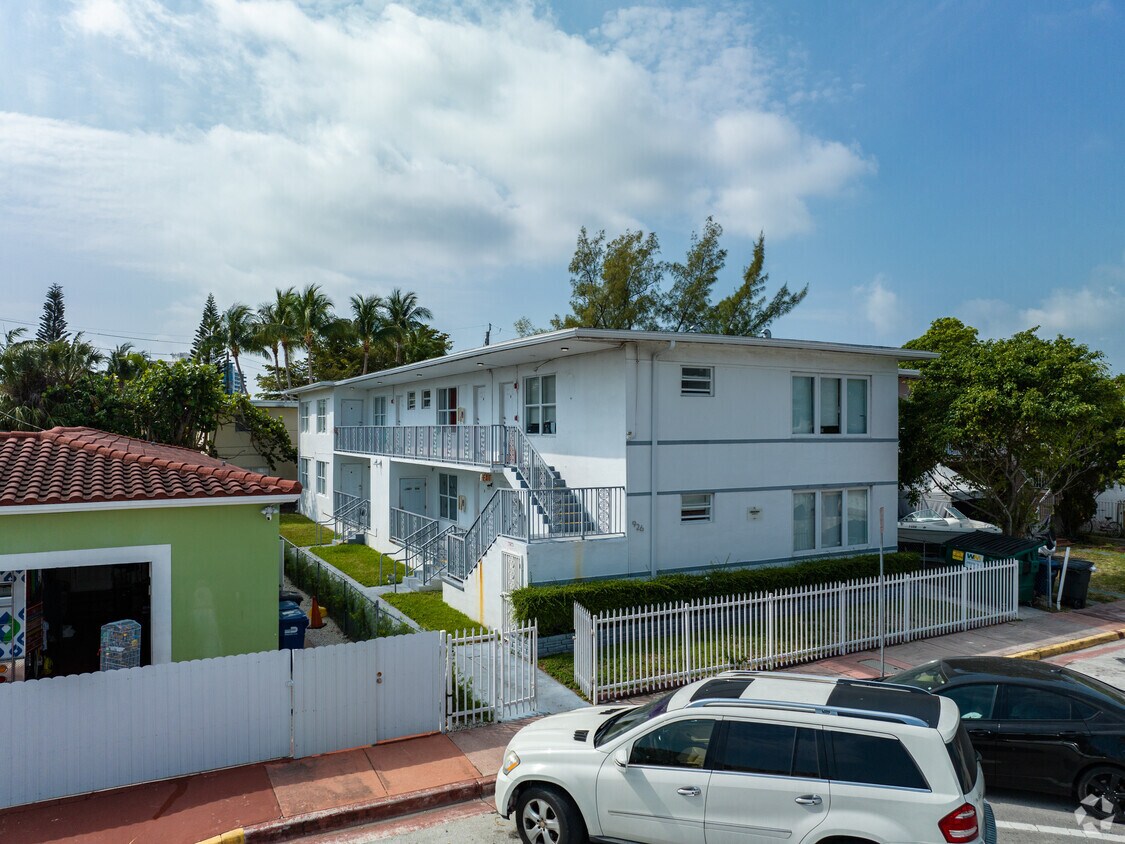 Multi-Story Investment With Security Fence - 926 79th Ter