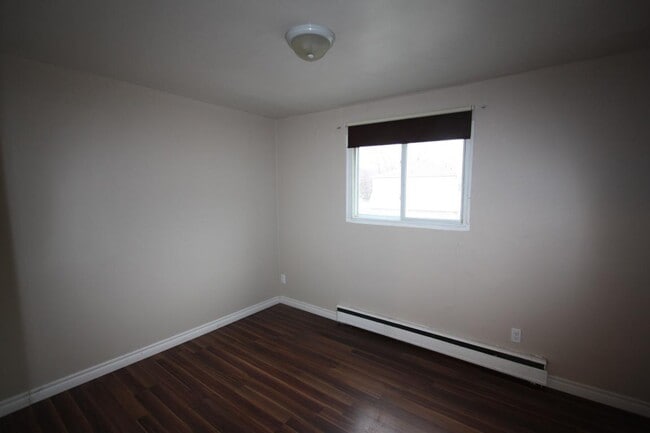 Building Photo - 451 Lyndoch St