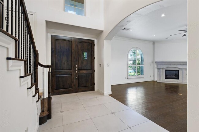 Building Photo - 8917 Villa Norte Dr