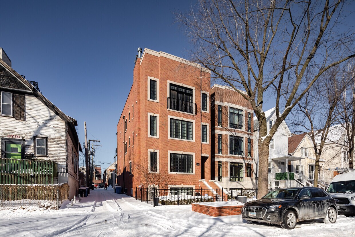 Primary Photo - 3716 N Kenmore Ave