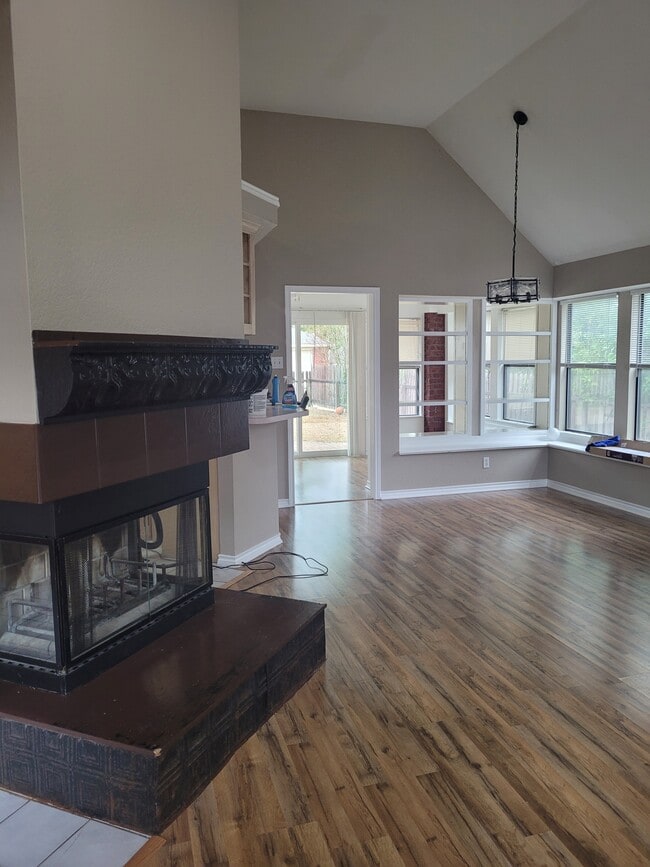 Building Photo - 327 Meadowcreek Dr