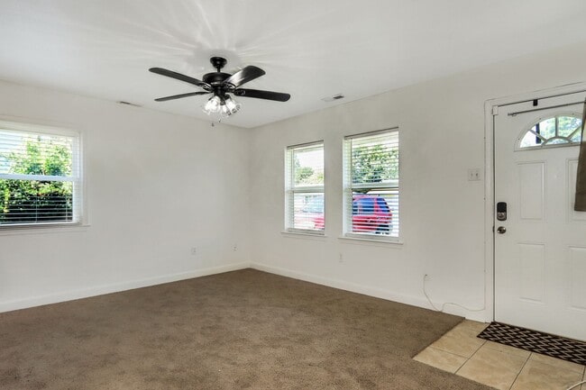 Building Photo - 1914 Somerville Dr