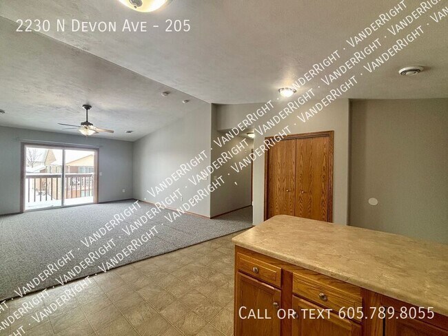 Building Photo - 2230 Devon Ave