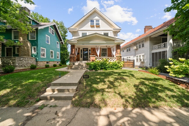 Building Photo - 834 W 39th Ter