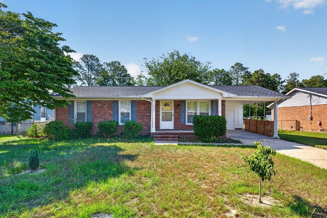 Foto del edificio - "Charming 3-Bed Home with Gleaming Hardwood Floors in Hope Mills!"