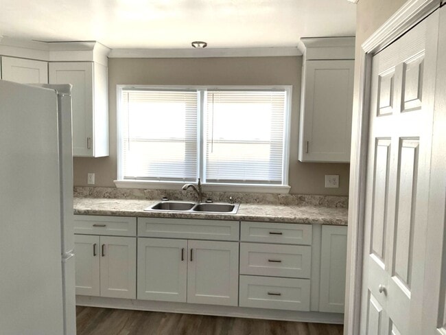 Building Photo - 615 Riverside Dr