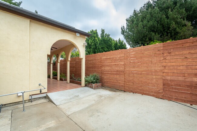 Building Photo - 5617 Katherine Ave