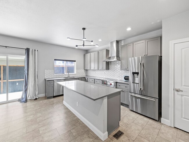 Foto del edificio - 4-Bedroom Townhome with Finished Basement, Garage & Private Outdoor Space