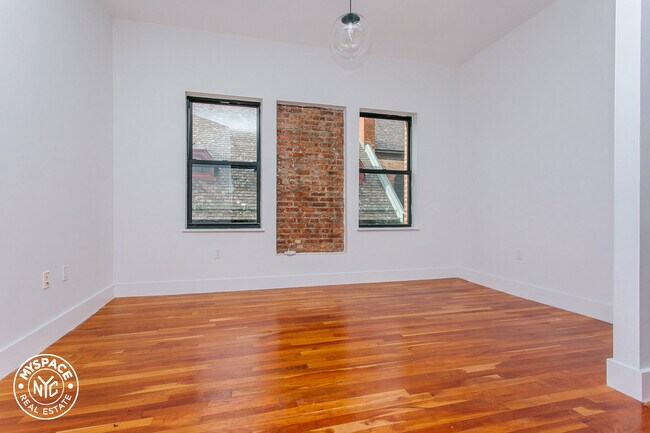Building Photo - 180 Bainbridge St.