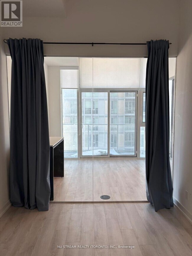 Photo du bâtiment - 33 Helendale Ave