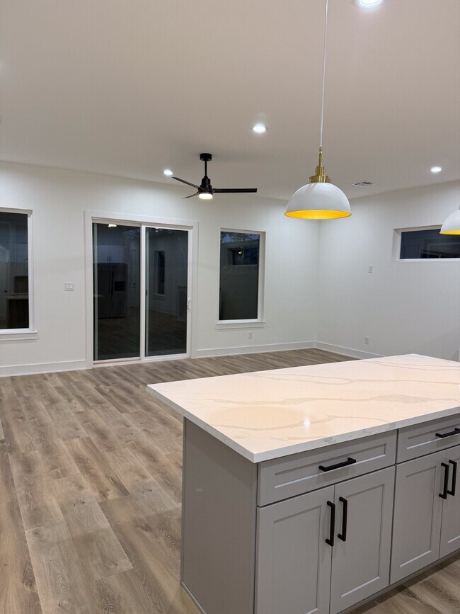 Foto del edificio - 9005 Comal St