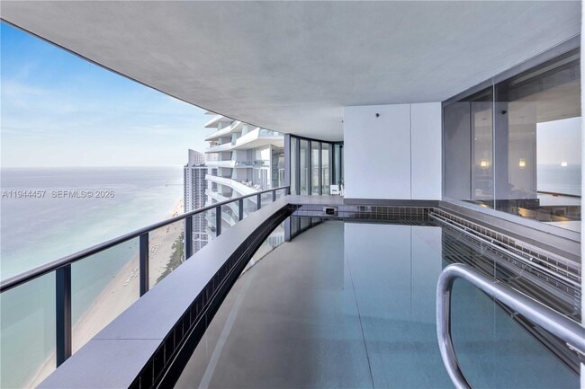 Foto del edificio - 18555 Collins Ave