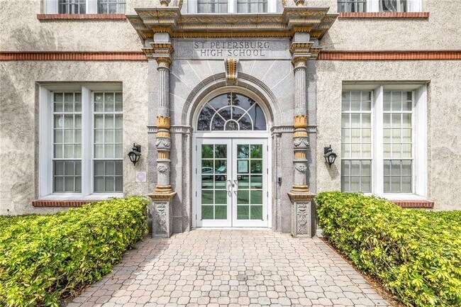 Foto del edificio - 701 Mirror Lake Dr N