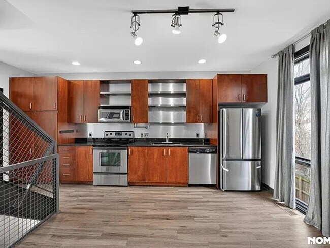 Building Photo - 1273 MacKintosh pknw