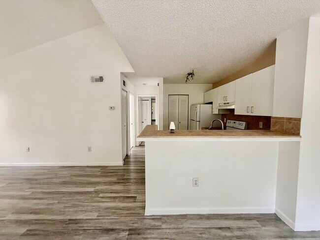 Foto del edificio - 1721 Village Blvd