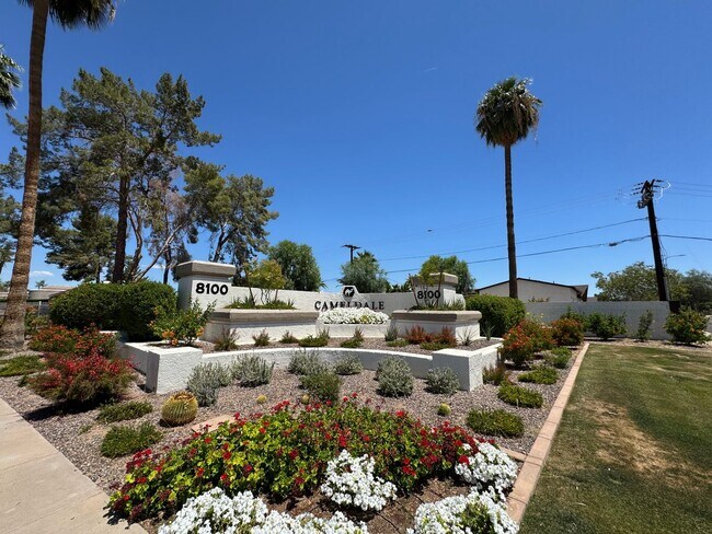 Foto del edificio - Cameldale Gated Community