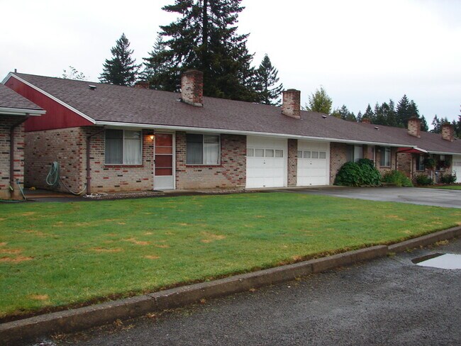 Building Photo - TWO BEDROOM DUPLEX ACROSS FROM PARK