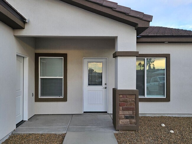 Building Photo - Beautiful and Brand New home in Holiday Sh...