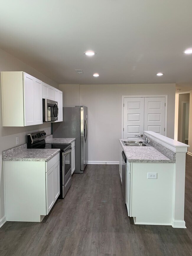 Foto del edificio - *Pre-leasing* Four Bedroom | Two Bath Home...