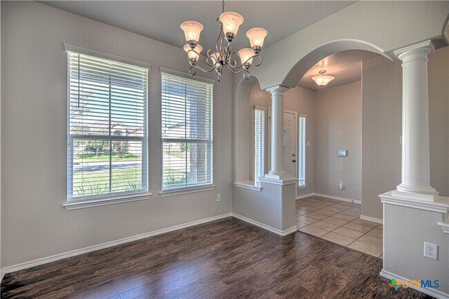 Foto del edificio - 1011 Sugar Brook Dr