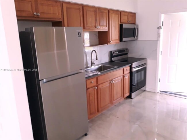 Building Photo - 601 NW 4th Ct