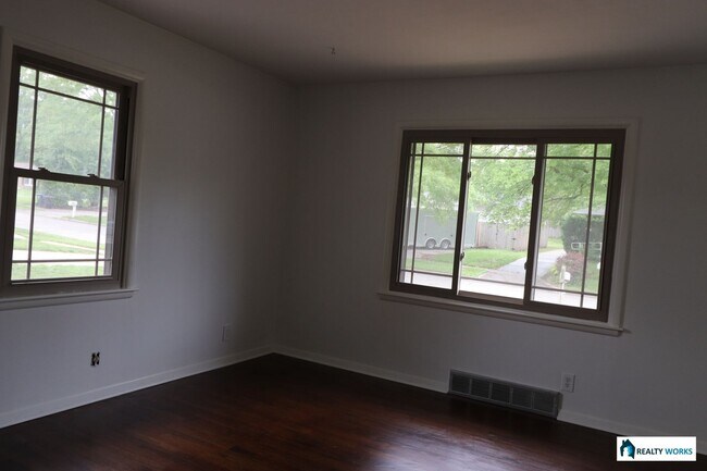 Building Photo - Won't last long, 3 bedroom, 2 bath house f...