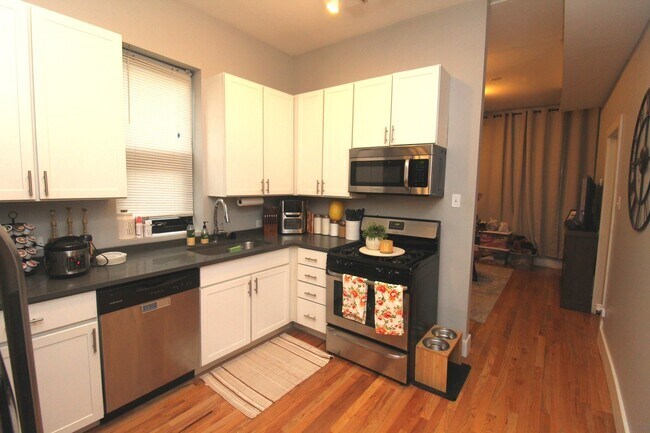 Foto del edificio - 2129 N Racine Ave