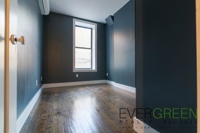 Foto del edificio - 667 Knickerbocker Ave