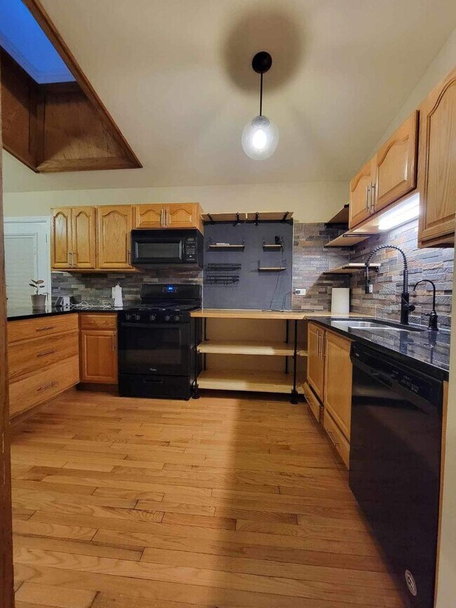 Building Photo - 2112 Old Elm Rd