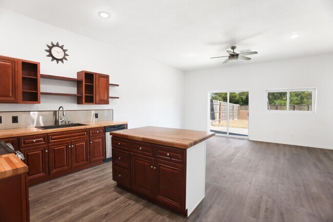 Foto del edificio - Well-Maintained 3-Bedroom Home – Ideal for Students & Professionals!