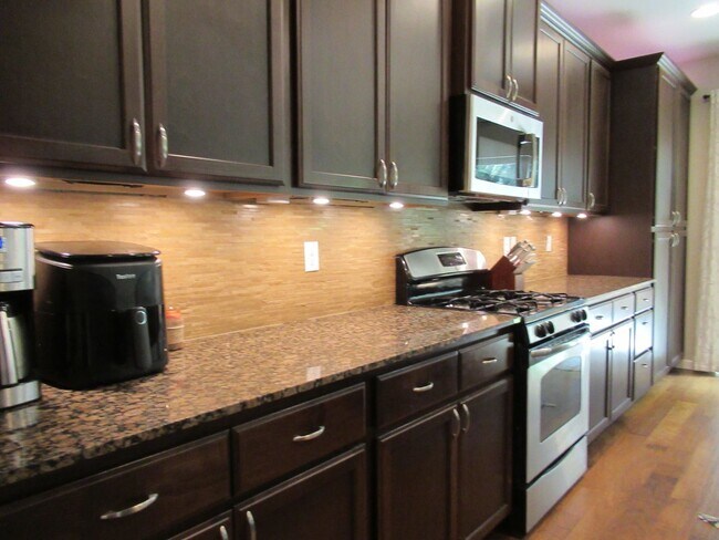Foto del edificio - 5 bedroom, 1.5 bath home in Tehaleh