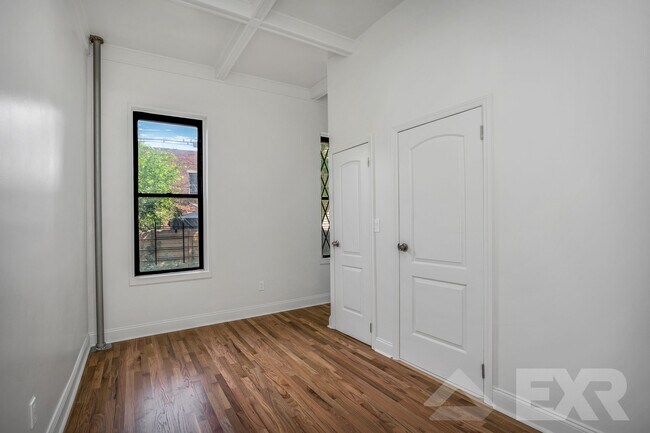 Foto del edificio - 853 Putnam Ave