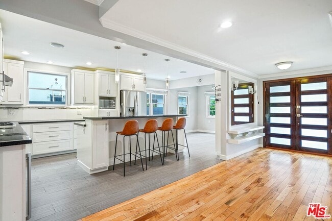 Foto del edificio - 6134 Longridge Ave