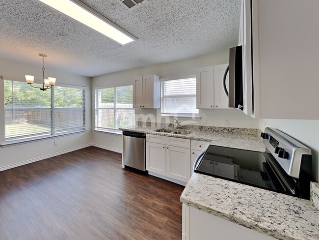 Building Photo - 8113 Lake Haven Dr