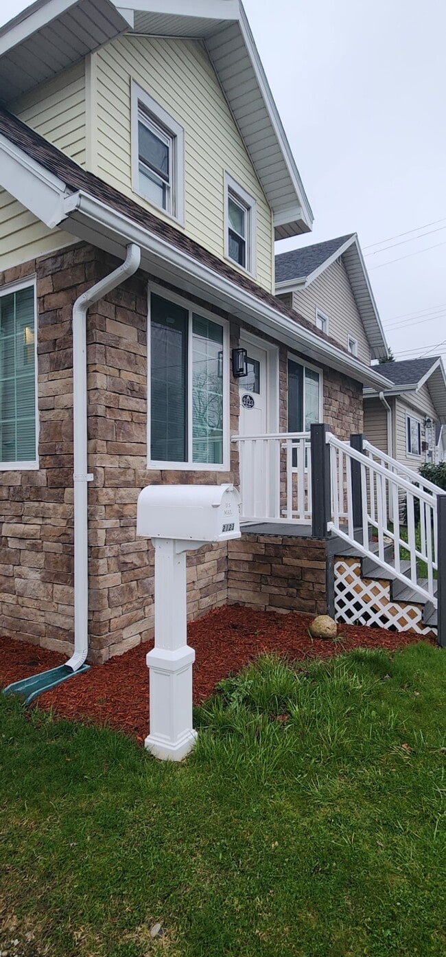 Building Photo - 2123 Bird Dr