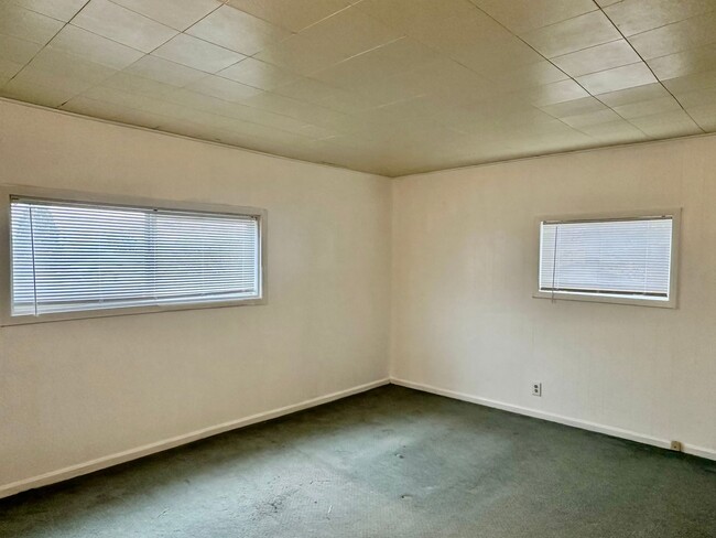 Building Photo - 1 bdrm, 1 bath house 5 minutes to OIT and ...