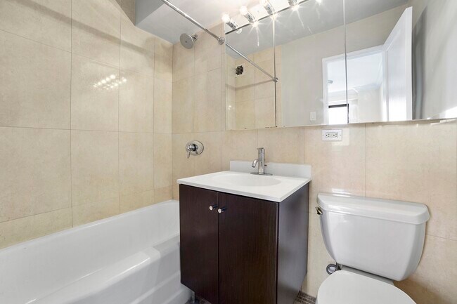 Foto del edificio - 37-18-31 73rd St