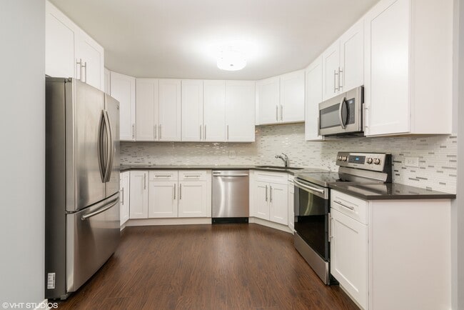 Kitchen - 6033 N Sheridan Rd