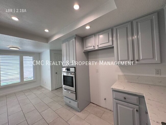 Building Photo - Beautiful Two Story House inside gated com...