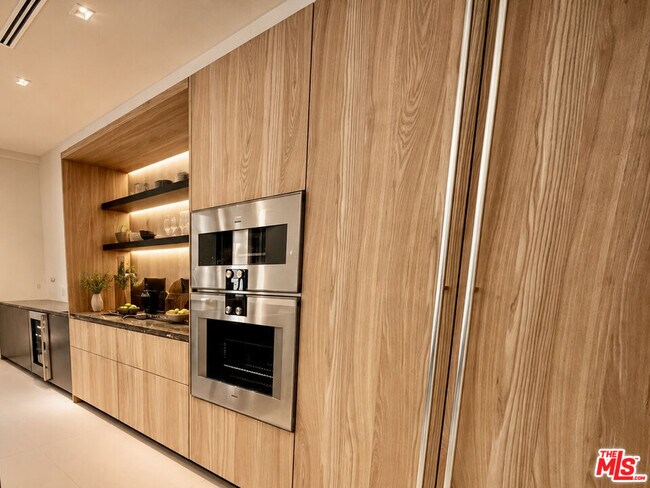 Foto del edificio - 8741 Dorrington Ave