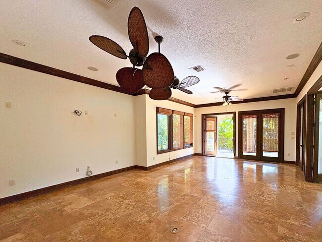 Foto del edificio - Mediterranean-Style Waterfront Home on Lake Tarpon- 3bed|2bath