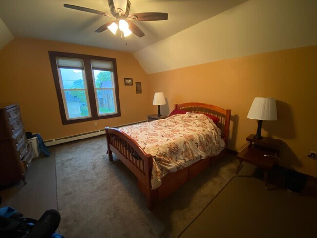 Lg Bedroom, full sz bed, walk-in closet - 600 9th Ave