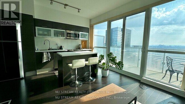 Photo du bâtiment - 386-3386 Yonge St