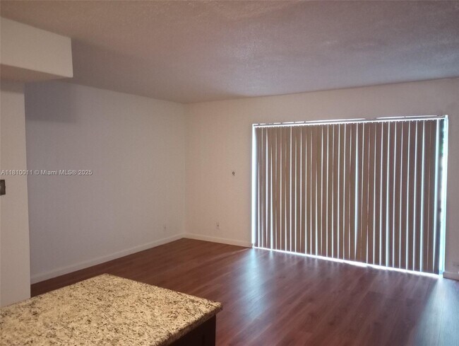 Foto del edificio - 5845 Blueberry Ct