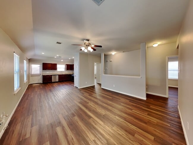 Foto del edificio - 18810 Dennington Dr